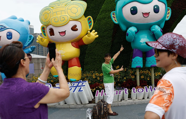 Trung Quốc chi khủng cho ASIAD 19 chỉ kém Olympic 2008 - Ảnh 1. Người dân Trung Quốc háo hức trước ASIAD 19 khởi tranh. Ảnh: REUTERS