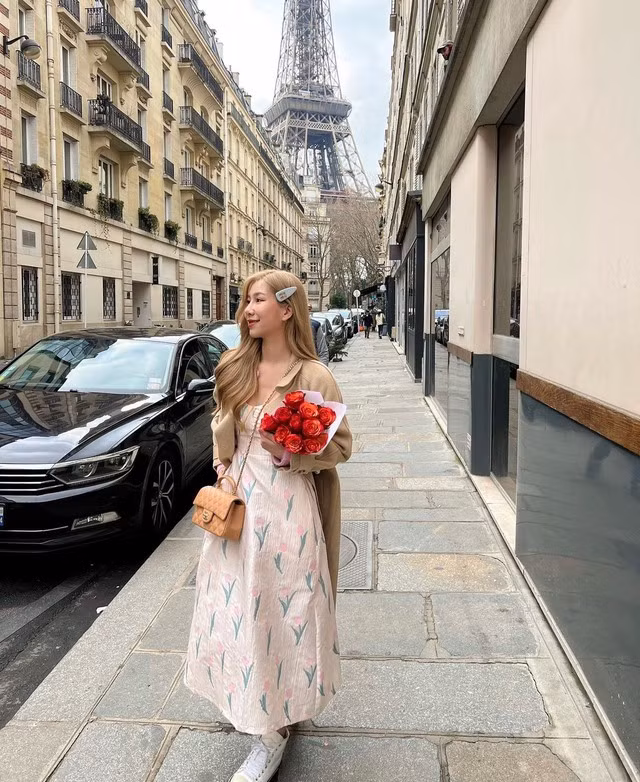 Vì mang vẻ ngoài nữ tính nên nhiều người thường mặc định váy hoa chỉ nên kết hợp cùng giày cao gót, sandals mules hoặc giày búp bê. Tuy nhiên, chị em cũng có thể mix match item này với giày thể thao, Dr. Martens hay boots cowboy giống như fashionista người Thái - Pattanika Chi. Chính sự tương phản giữa váy hoa và giày sneakers đã tạo nên một tổng thể thú vị cho cô nàng. Nếu sợ trời trở lạnh, bạn có thể trang bị thêm một chiếc áo măng tô dáng dài màu trung tính để tung tăng xuống phố