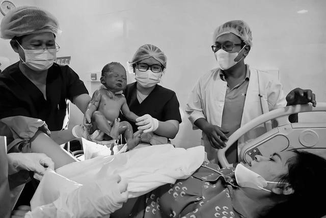 Khoảnh khắc thiêng liêng của gia đình và công dân nhí sinh tại Bệnh viện Từ Dũ. Ảnh: DU YÊN