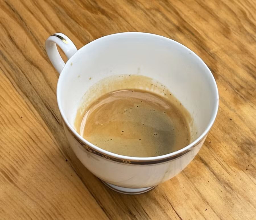 Màu sắc thành phẩm sau khi pha bột rễ bồ công anh. Ảnh NVCC