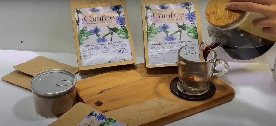 Ông Trương Văn Đức, Giám đốc Trung tâm khởi nghiệp tỉnh Lâm Đồng, khuyến khích cô trò Trường THPT Đức Trọng đưa sản phẩm thức uống từ rễ bồ công anh ra thị trường. Ảnh NVCC