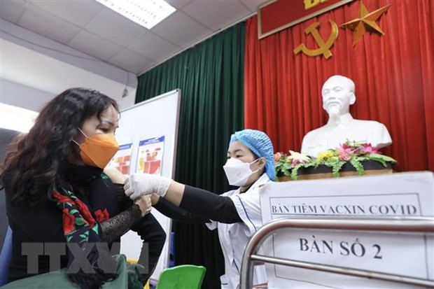 Nhân viên y tế quận Hai Bà Trưng, Hà Nội, tiêm vaccine phòng COVID-19 cho người dân. (Ảnh: Minh Quyết/TTXVN) Nhân viên y tế quận Hai Bà Trưng, Hà Nội, tiêm vaccine phòng COVID-19 cho người dân. (Ảnh: Minh Quyết/TTXVN)