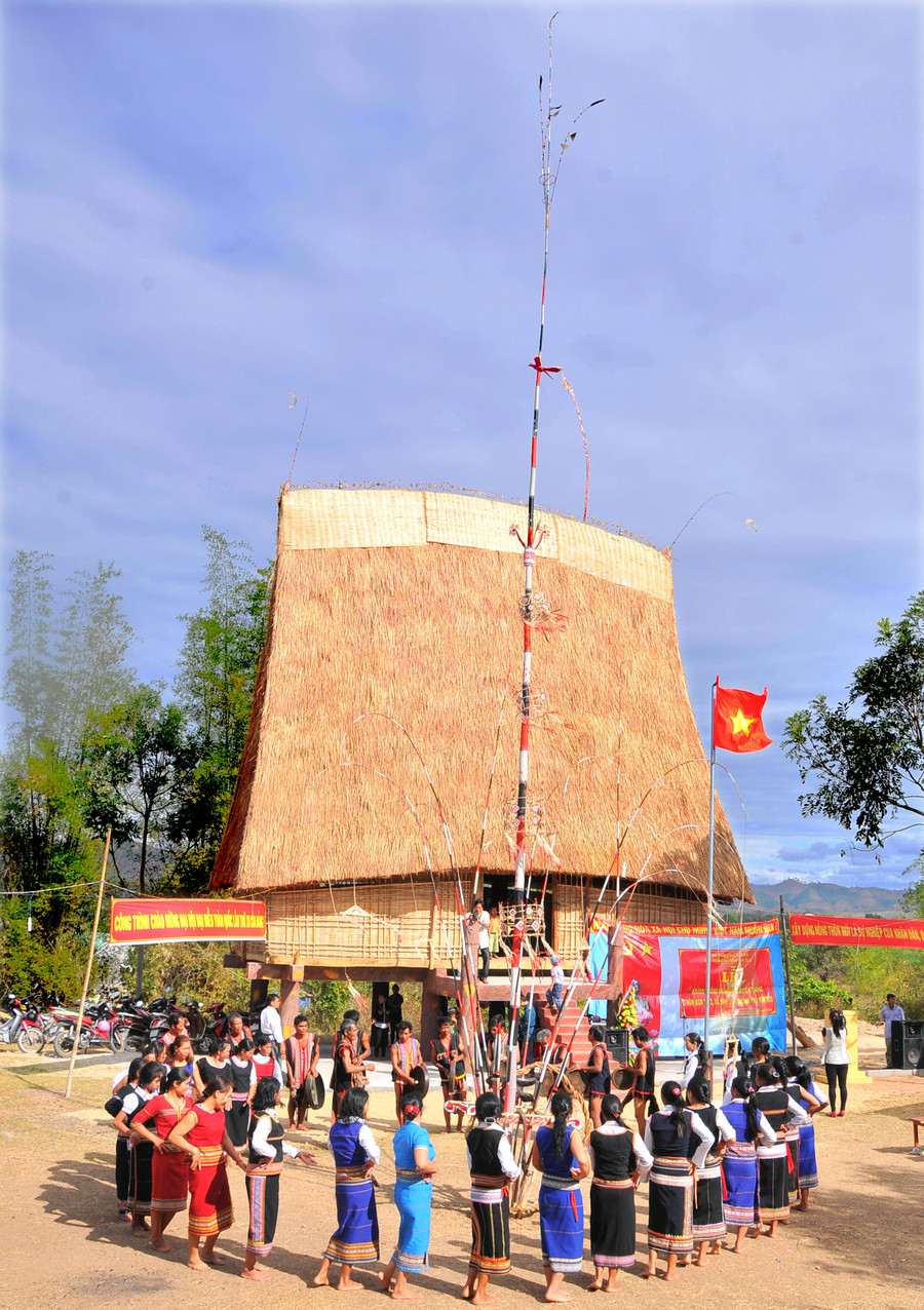 Tiếng cồng, tiếng chiêng rộn rã kết hợp với vòng xoang truyền thống trong ngày khánh thành mừng nhà rông mới Tiếng cồng, tiếng chiêng rộn rã kết hợp với vòng xoang truyền thống trong ngày khánh thành mừng nhà rông mới