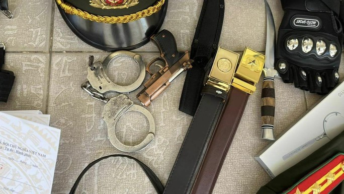 Còng số 8, dao, súng, thắt lưng, mũ của ngành công an bị thu giữ
