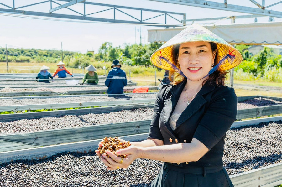 Chị Nguyễn Thị Thanh Xuân (tổ 3, thị trấn Ia Ly) giới thiệu sản phẩm cà phê sạch. Ảnh: Đ.Y Chị Nguyễn Thị Thanh Xuân (tổ 3, thị trấn Ia Ly) giới thiệu sản phẩm cà phê sạch. Ảnh: Đ.Y