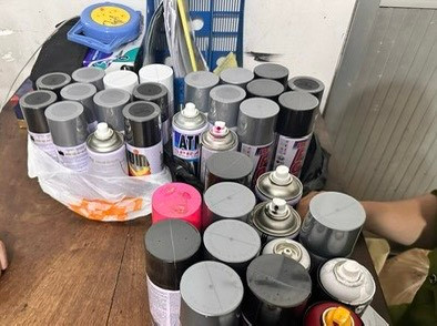 Số sơn nhiều màu mà 2 người nước ngoài mang theo để vẽ bậy đường phố.