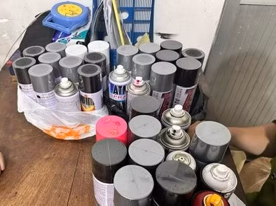 Số sơn nhiều màu mà 2 người nước ngoài mang theo để vẽ bậy đường phố.