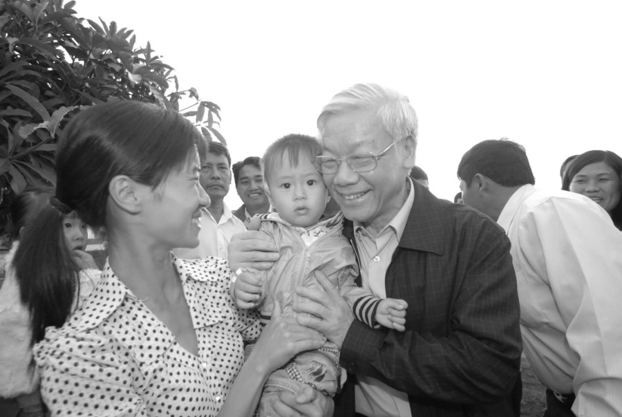 Hình ảnh Tổng Bí thư Nguyễn Phú Trọng thăm người dân H.Lâm Hà cuối năm 2012. Ảnh: LÂM VIÊN Hình ảnh Tổng Bí thư Nguyễn Phú Trọng thăm người dân H.Lâm Hà cuối năm 2012. Ảnh: LÂM VIÊN