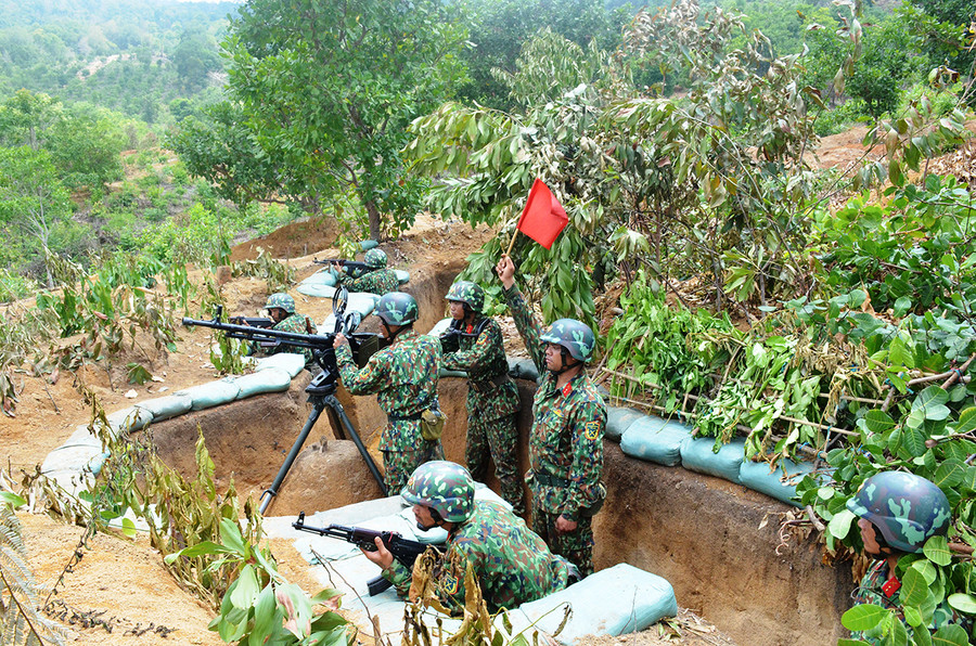 Các lực lượng luyện tập chuẩn bị cho diễn tập. Ảnh: V.H