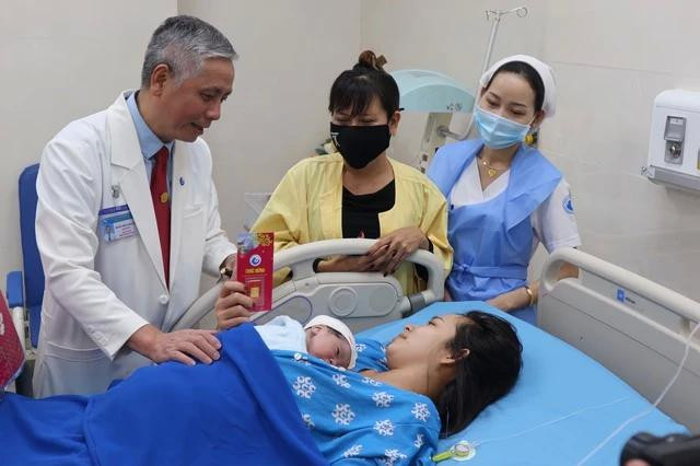 Lãnh đạo Bệnh viện Từ Dũ trao vàng cho những bé &quot;rồng con&quot; sinh đầu năm. Ảnh: Du Yên