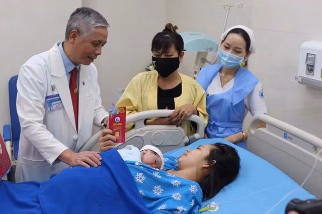 Lãnh đạo Bệnh viện Từ Dũ trao vàng cho những bé "rồng con" sinh đầu năm. Ảnh: Du Yên