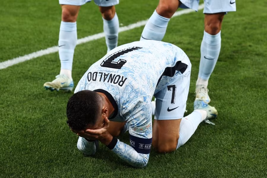 Khoảnh khắc Ronaldo không kìm nén được cảm xúc sau khi ghi bàn thắng thứ 500 trong sự nghiệp.