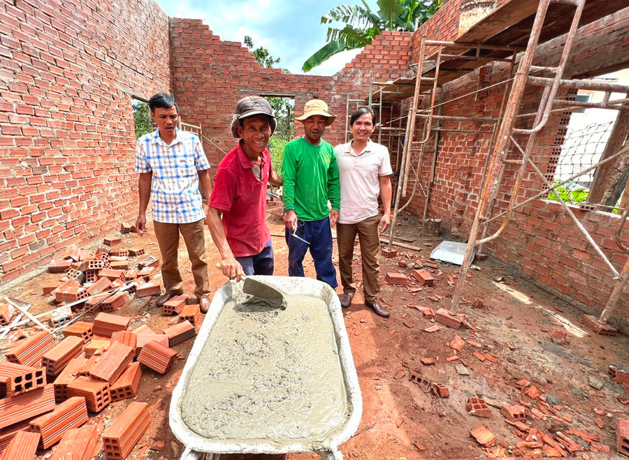 Nhiều lao động ở xã Ia Kla (huyện Đức Cơ) thu nhập ổn định từ nghề xây dựng. Ảnh: Đ.Y