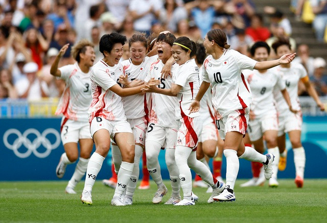 Fujino (15) của Nhật Bản lập siêu phẩm sút phạt để mở tỉ số trận đấu Fujino (15) của Nhật Bản lập siêu phẩm sút phạt để mở tỉ số trận đấu