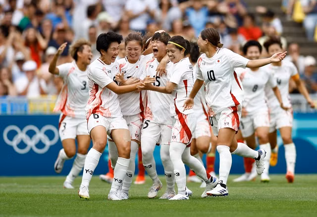 Fujino (15) của Nhật Bản lập siêu phẩm sút phạt để mở tỉ số trận đấu