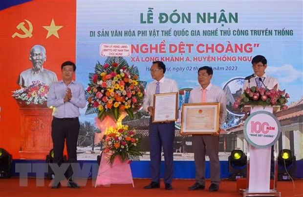 Trao Quyết định và Bằng Công nhận của Bộ Văn hóa, Thể thao và Du lịch đưa Nghề dệt choàng xã Long Khánh A vào danh mục Di sản Văn hóa Phi vật thể Quốc gia. (Ảnh: Nhựt An/TTXVN)