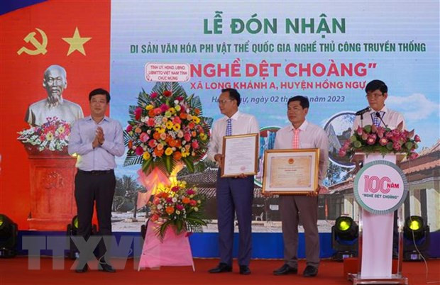 Trao Quyết định và Bằng Công nhận của Bộ Văn hóa, Thể thao và Du lịch đưa Nghề dệt choàng xã Long Khánh A vào danh mục Di sản Văn hóa Phi vật thể Quốc gia. (Ảnh: Nhựt An/TTXVN) Trao Quyết định và Bằng Công nhận của Bộ Văn hóa, Thể thao và Du lịch đưa Nghề dệt choàng xã Long Khánh A vào danh mục Di sản Văn hóa Phi vật thể Quốc gia. (Ảnh: Nhựt An/TTXVN)