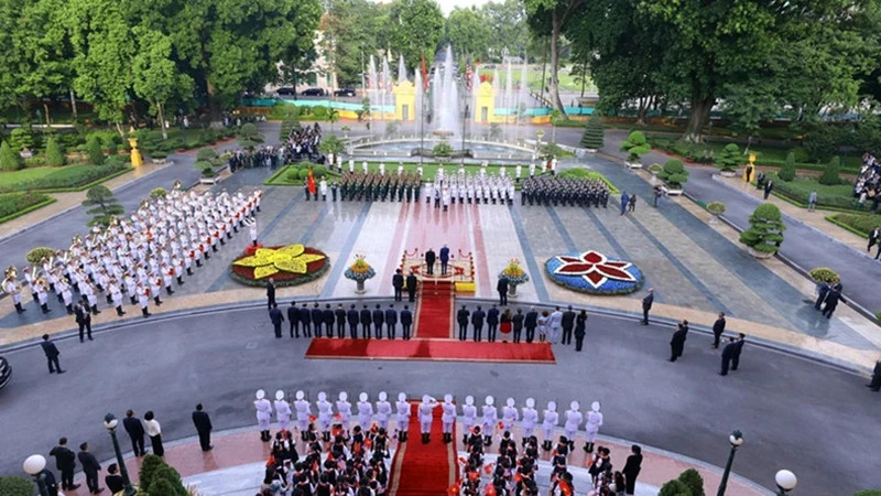 Toàn cảnh Lễ đón Tổng thống Hoa Kỳ Joe Biden thăm cấp Nhà nước tới Việt Nam. (Ảnh: TTXVN)