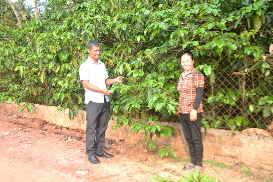 Ông Hân-Chủ tịch Hội Nông dân xã Đak Sơ Mei trao đổi kinh nghiệm sản xuất, chăn nuôi với bà Đào Thị Thạo (thôn 18). Ảnh: Hoàng Cư Ông Hân-Chủ tịch Hội Nông dân xã Đak Sơ Mei trao đổi kinh nghiệm sản xuất, chăn nuôi với bà Đào Thị Thạo (thôn 18). Ảnh: Hoàng Cư