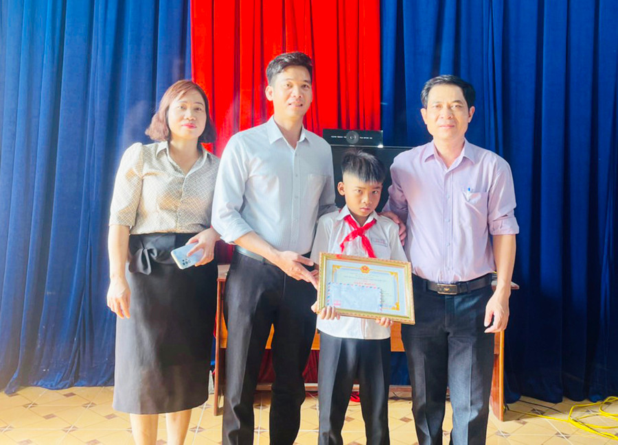 Ủy ban nhân dân xã Kim Tân (huyện Ia Pa) tuyên dương, khen thưởng đột xuất em Kpă Nguyên. Ảnh: Vũ Chi Ủy ban nhân dân xã Kim Tân (huyện Ia Pa) tuyên dương, khen thưởng đột xuất em Kpă Nguyên. Ảnh: Vũ Chi