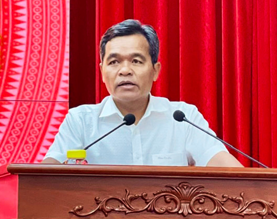 Ủy viên Ban Chấp hành Trung ương Đảng, Bí thư Tỉnh ủy, Chủ tịch HĐND tỉnh Hồ Văn Niên phát biểu chỉ đạo tại hội nghị tổng kết 5 năm công tác xây dựng Đảng và tổng kết 15 năm thi hành Điều lệ Đảng. Ảnh: P.D