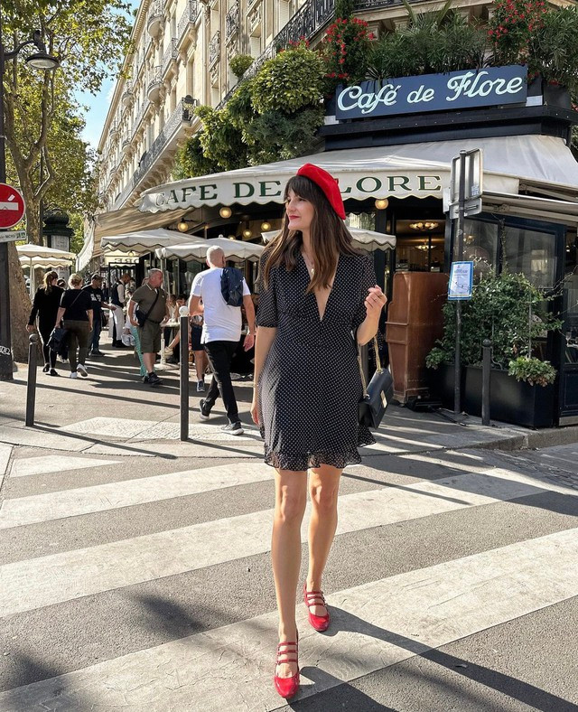 Chinh phục những tín đồ thời trang hay fashionista đình đám bằng sự nổi bật tuyệt đối, chiếc mũ nồi màu đỏ rực rỡ này được kết hợp cùng váy liền chấm bi và giày Mary Jane là điểm sáng cho set đồ của cô nàng Catherine Hélène Vilhem. Nếu như bạn đã quá quen với cách đội thông dụng thì hãy thử sức với kiểu đội mũ nồi lệch sang một bên. Cách làm này sẽ mang đến cho người mặc một cái nhìn lãng mạn, làm xao động bất cứ trái tim yêu thời trang nào Chinh phục những tín đồ thời trang hay fashionista đình đám bằng sự nổi bật tuyệt đối, chiếc mũ nồi màu đỏ rực rỡ này được kết hợp cùng váy liền chấm bi và giày Mary Jane là điểm sáng cho set đồ của cô nàng Catherine Hélène Vilhem. Nếu như bạn đã quá quen với cách đội thông dụng thì hãy thử sức với kiểu đội mũ nồi lệch sang một bên. Cách làm này sẽ mang đến cho người mặc một cái nhìn lãng mạn, làm xao động bất cứ trái tim yêu thời trang nào