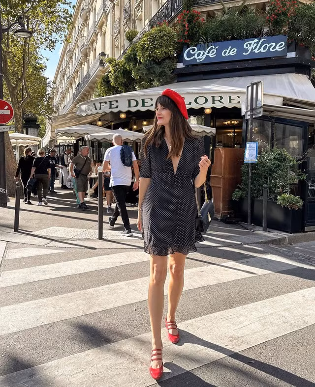 Chinh phục những tín đồ thời trang hay fashionista đình đám bằng sự nổi bật tuyệt đối, chiếc mũ nồi màu đỏ rực rỡ này được kết hợp cùng váy liền chấm bi và giày Mary Jane là điểm sáng cho set đồ của cô nàng Catherine Hélène Vilhem. Nếu như bạn đã quá quen với cách đội thông dụng thì hãy thử sức với kiểu đội mũ nồi lệch sang một bên. Cách làm này sẽ mang đến cho người mặc một cái nhìn lãng mạn, làm xao động bất cứ trái tim yêu thời trang nào