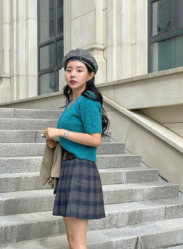 Vì mũ nồi có phom dáng cơ bản, lại phù hợp với mọi khuôn mặt nên chúng đã dần trở thành món phụ kiện không thể thiếu trong tủ đồ của phái nữ mỗi khi trời trở lạnh. Ulzzang Mejiwoo ghi điểm ngọt ngào, dễ thương với áo dệt kim cộc tay màu xanh cổ vịt, chân váy xếp ly kẻ ca rô và không thể thiếu chiếc mũ beret đan len Vì mũ nồi có phom dáng cơ bản, lại phù hợp với mọi khuôn mặt nên chúng đã dần trở thành món phụ kiện không thể thiếu trong tủ đồ của phái nữ mỗi khi trời trở lạnh. Ulzzang Mejiwoo ghi điểm ngọt ngào, dễ thương với áo dệt kim cộc tay màu xanh cổ vịt, chân váy xếp ly kẻ ca rô và không thể thiếu chiếc mũ beret đan len