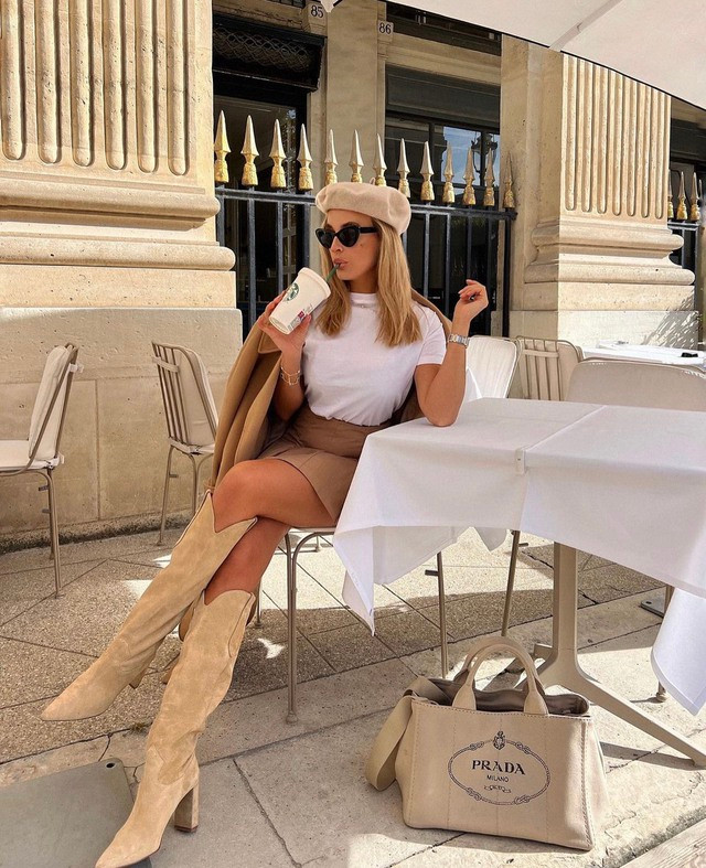 Không chỉ tạo nét dễ thương, đáng yêu, mũ nồi còn giúp hình ảnh của người mặc trở nên sang chảnh và quý phái vô cùng. Nếu không tin, bạn hãy nhìn vào bản phối của fashionista Amy Charlotte Towne. Quý cô Anh Quốc diện một set đồ màu trung tính nền nã với áo thun trắng, chân váy dáng chữ A và boots cao bồi da lộn. Có thể thấy ngay cả những cô nàng U40 cũng có thể chinh phục kiểu mũ này một cách tinh tế và đẹp mắt Không chỉ tạo nét dễ thương, đáng yêu, mũ nồi còn giúp hình ảnh của người mặc trở nên sang chảnh và quý phái vô cùng. Nếu không tin, bạn hãy nhìn vào bản phối của fashionista Amy Charlotte Towne. Quý cô Anh Quốc diện một set đồ màu trung tính nền nã với áo thun trắng, chân váy dáng chữ A và boots cao bồi da lộn. Có thể thấy ngay cả những cô nàng U40 cũng có thể chinh phục kiểu mũ này một cách tinh tế và đẹp mắt