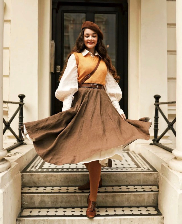 Phong cách thời trang vintage rất hợp để mix match cùng với mũ nồi. Vintage style không chỉ mang tới sự kết hợp hài hòa từ thiết kế cho tới màu sắc, kiểu dáng trang phục, mà nó còn thể hiện được cá tính và gu thẩm mỹ của người mặc. Những item mang "hơi thở" cũ kỹ như áo blouse tay phồng, gile dệt kim, chân váy xòe midi và mũ nồi khi được xuất hiện cùng nhau trên một bản phối đã giúp cho cô nàng Shirin Altsohn khoe trọn nét cá tính riêng biệt Phong cách thời trang vintage rất hợp để mix match cùng với mũ nồi. Vintage style không chỉ mang tới sự kết hợp hài hòa từ thiết kế cho tới màu sắc, kiểu dáng trang phục, mà nó còn thể hiện được cá tính và gu thẩm mỹ của người mặc. Những item mang "hơi thở" cũ kỹ như áo blouse tay phồng, gile dệt kim, chân váy xòe midi và mũ nồi khi được xuất hiện cùng nhau trên một bản phối đã giúp cho cô nàng Shirin Altsohn khoe trọn nét cá tính riêng biệt