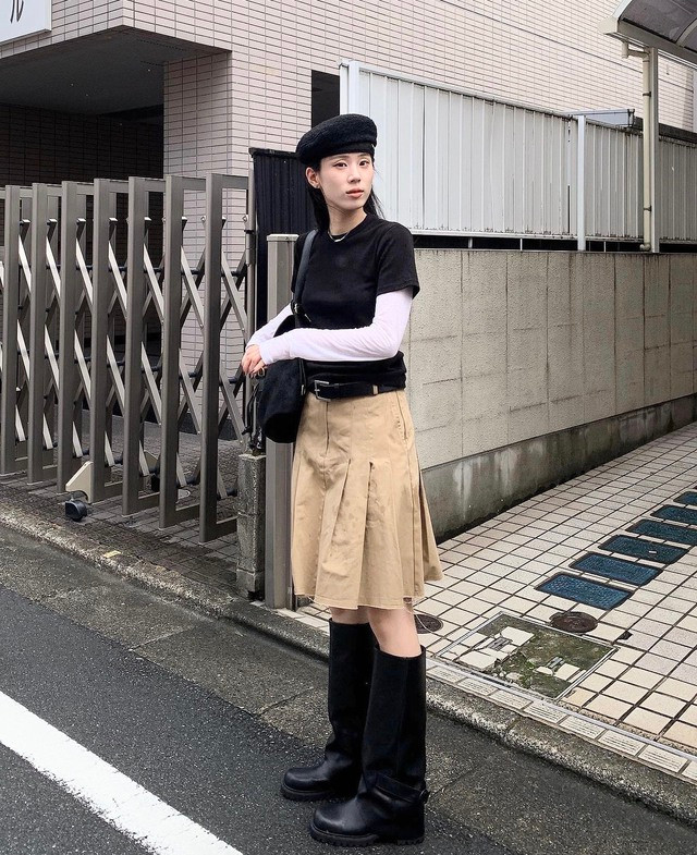 Nếu hỏi đâu là kiểu mũ đáng sắm nhất trong mùa lạnh thì đó chắc chắn phải là mũ nồi. Kiểu mũ này vừa mang nét điệu đà nhưng cũng phóng khoáng cực kỳ. Chỉ cần diện áo thun dài tay với chân váy xếp ly midi màu beige, bên ngoài đi boots da cao ngang gối và bổ sung một chiếc mũ nồi vải dạ là bạn đã có diện mạo xinh yêu, thanh lịch giống như ulzzang người Hàn - Reetkeem Nếu hỏi đâu là kiểu mũ đáng sắm nhất trong mùa lạnh thì đó chắc chắn phải là mũ nồi. Kiểu mũ này vừa mang nét điệu đà nhưng cũng phóng khoáng cực kỳ. Chỉ cần diện áo thun dài tay với chân váy xếp ly midi màu beige, bên ngoài đi boots da cao ngang gối và bổ sung một chiếc mũ nồi vải dạ là bạn đã có diện mạo xinh yêu, thanh lịch giống như ulzzang người Hàn - Reetkeem