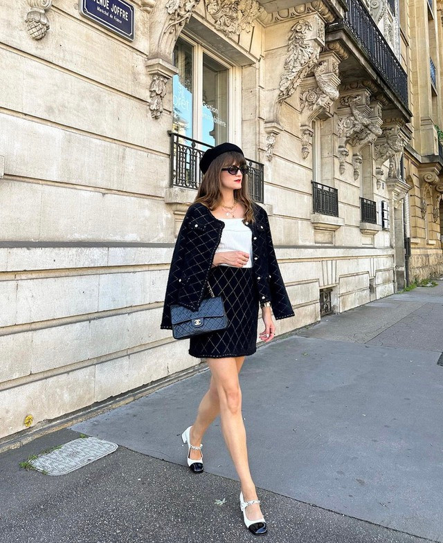 Một set đồ co-ords chất liệu vải nhung sang trọng được kết hợp cùng những item mang đậm màu sắc cổ điển như mũ nồi, túi xách dây xích Chanel Classic và giày Mary Jane đã giúp fashionista Catherine Hélène Vilhem khoe trọn vẻ ngoài thanh lịch. Bạn nên chọn những chiếc mũ màu đơn sắc để có thể hợp với nhiều phong cách và mix match ăn ý cùng đa dạng các món thời trang khác nhau Một set đồ co-ords chất liệu vải nhung sang trọng được kết hợp cùng những item mang đậm màu sắc cổ điển như mũ nồi, túi xách dây xích Chanel Classic và giày Mary Jane đã giúp fashionista Catherine Hélène Vilhem khoe trọn vẻ ngoài thanh lịch. Bạn nên chọn những chiếc mũ màu đơn sắc để có thể hợp với nhiều phong cách và mix match ăn ý cùng đa dạng các món thời trang khác nhau