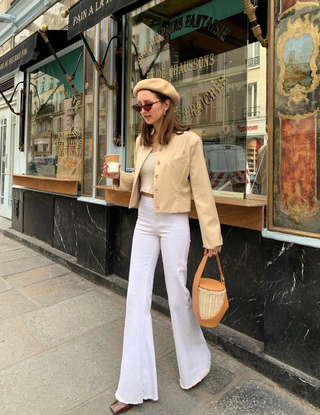 Với những ngày thời tiết trở gió hơi se lạnh, bạn hãy học cách người đẹp Marielle Haon phối đồ. Chỉ cần diện áo dệt kim mỏng nhẹ ở bên trong, khoác thêm áo dáng ngắn ở bên ngoài và kết lại bằng quần denim trắng ống loe là đã có ngay set layer sành điệu. Bạn nên ưu tiên những kiểu mũ nồi trơn màu và giày mũi vuông vì những item này mang đậm dấu ấn cổ điển, rất phù hợp để mix match cùng bản phối ở trên Với những ngày thời tiết trở gió hơi se lạnh, bạn hãy học cách người đẹp Marielle Haon phối đồ. Chỉ cần diện áo dệt kim mỏng nhẹ ở bên trong, khoác thêm áo dáng ngắn ở bên ngoài và kết lại bằng quần denim trắng ống loe là đã có ngay set layer sành điệu. Bạn nên ưu tiên những kiểu mũ nồi trơn màu và giày mũi vuông vì những item này mang đậm dấu ấn cổ điển, rất phù hợp để mix match cùng bản phối ở trên