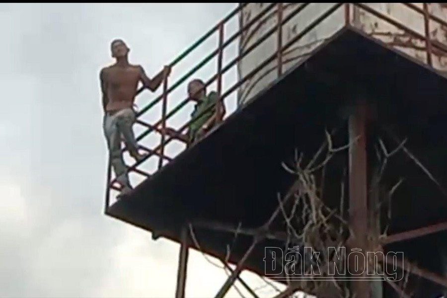 Trung tá Nguyễn Ích Hiếu và lực lượng Công an xã Đắk Wil thuyết phục, trấn an tinh thần anh Y R. Trung tá Nguyễn Ích Hiếu và lực lượng Công an xã Đắk Wil thuyết phục, trấn an tinh thần anh Y R.