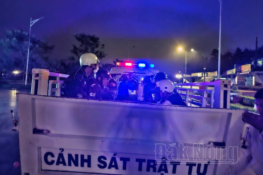 Lực lượng cảnh sát trật tự Đắk Nông tạm giữ người và phương tiện vi phạm.