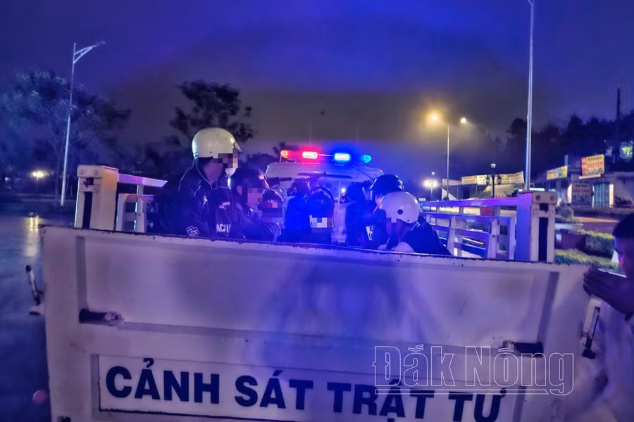 Lực lượng cảnh sát trật tự Đắk Nông tạm giữ người và phương tiện vi phạm.