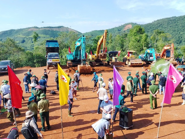 Khởi công xây dựng, tái thiết khu dân cư Làng Nủ. Ảnh: Hoàng Kiểm Khởi công xây dựng, tái thiết khu dân cư Làng Nủ. Ảnh: Hoàng Kiểm