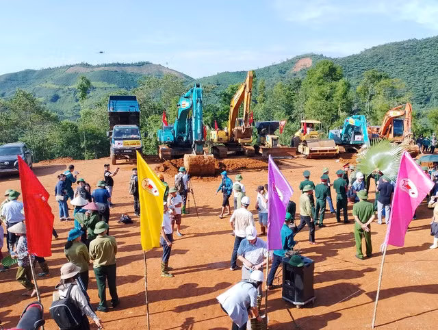 Khởi công xây dựng, tái thiết khu dân cư Làng Nủ. Ảnh: Hoàng Kiểm