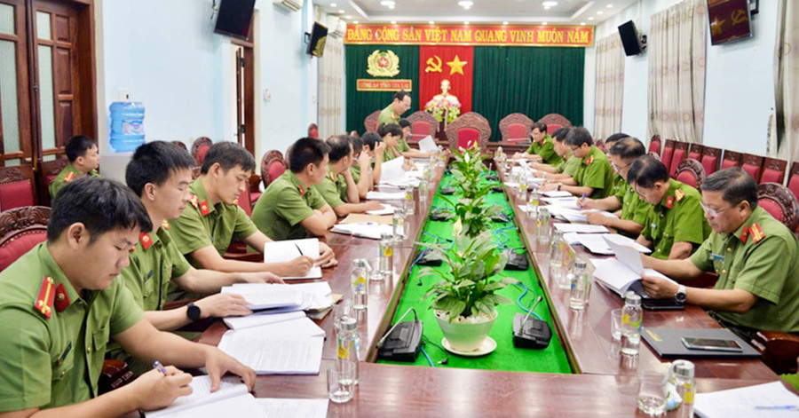 Lãnh đạo Công an tỉnh và các đơn vị hội ý nghiệp vụ chuyên đề phòng ngừa, đấu tranh với tội phạm sử dụng công nghệ cao. Ảnh: Nông Hòa