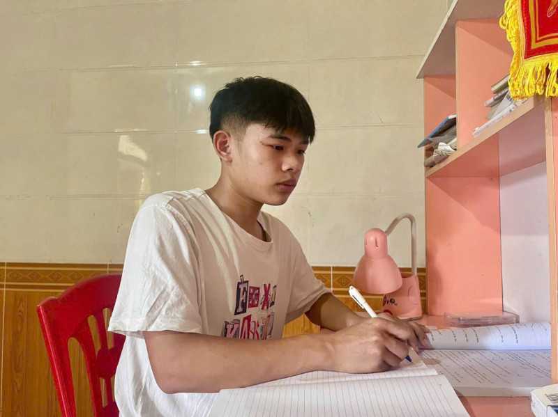 Để có thành tích học tập tốt, Lo Đức Việt đã vạch kế hoạch, lên thời khóa biểu cân bằng học tập và giải trí. Để có thành tích học tập tốt, Lo Đức Việt đã vạch kế hoạch, lên thời khóa biểu cân bằng học tập và giải trí.