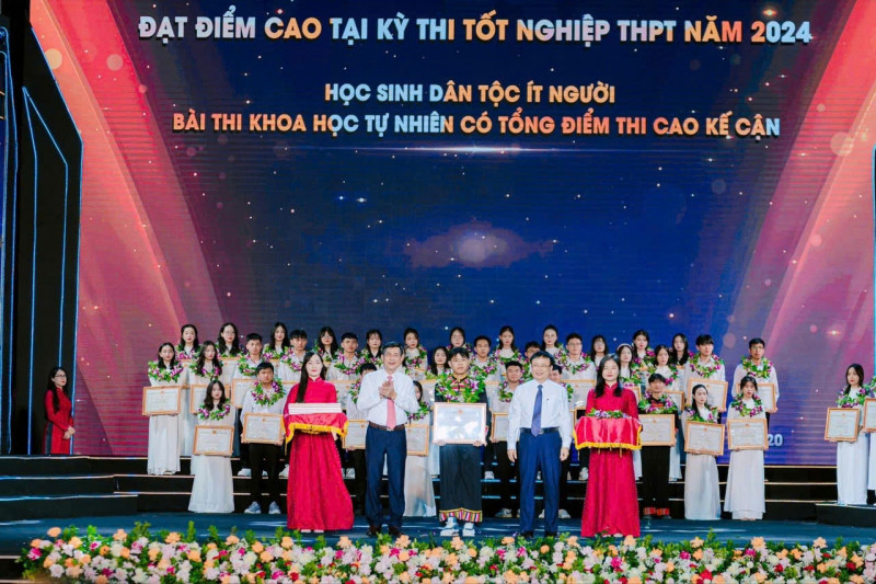 Lo Đức Việt vinh dự là một trong 14 học sinh người dân tộc thiểu số có điểm cao ở tổ hợp khoa học tự nhiên và khoa học xã hội, được UBND tỉnh Nghệ An tuyên dương. Lo Đức Việt vinh dự là một trong 14 học sinh người dân tộc thiểu số có điểm cao ở tổ hợp khoa học tự nhiên và khoa học xã hội, được UBND tỉnh Nghệ An tuyên dương.