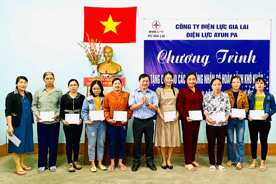 Điện lực Ayun Pa trao 20 suất quà cho nữ công nhân làm việc tại Ban Quản lý Dịch vụ công ích thị xã. Ảnh: Nguyễn Sang Điện lực Ayun Pa trao 20 suất quà cho nữ công nhân làm việc tại Ban Quản lý Dịch vụ công ích thị xã. Ảnh: Nguyễn Sang