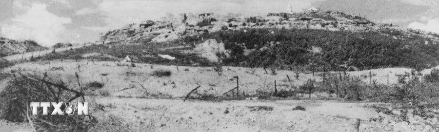 Đêm ngày 6/5, tại đồi A1 trận chiến đấu giữa ta và địch diễn ra quyết liệt, quân ta xông lên tiêu diệt từng lô cốt, nổ phá từng hầm ngầm. Trong ảnh: Đồi A1 bị ta tiêu diệt. (Ảnh: Tư liệu TTXVN)