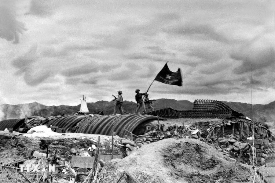 Chiều 7/5/1954, lá cờ "Quyết chiến-Quyết thắng" của Quân đội Nhân dân Việt Nam tung bay trên nóc hầm tướng De Castries. Chiến dịch lịch sử Điện Biên Phủ đã toàn thắng. (Ảnh: Tư liệu TTXVN) Chiều 7/5/1954, lá cờ "Quyết chiến-Quyết thắng" của Quân đội Nhân dân Việt Nam tung bay trên nóc hầm tướng De Castries. Chiến dịch lịch sử Điện Biên Phủ đã toàn thắng. (Ảnh: Tư liệu TTXVN)