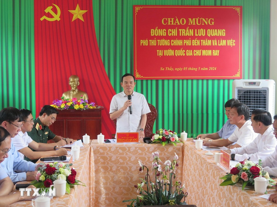 Phó Thủ tướng Trần Lưu Quang làm việc với lãnh đạo Vườn Quốc gia Chư Mom Ray. (Ảnh: Dư Toán/TTXVN) Phó Thủ tướng Trần Lưu Quang làm việc với lãnh đạo Vườn Quốc gia Chư Mom Ray. (Ảnh: Dư Toán/TTXVN)