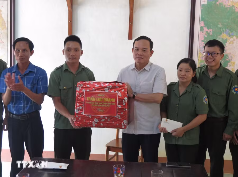 Phó Thủ tướng Trần Lưu Quang tặng quà cho Trạm quản lý bảo vệ rừng Ya Krei thuộc Vườn Quốc gia Chư Mom Ray. (Ảnh: Dư Toán/ TTXVN)