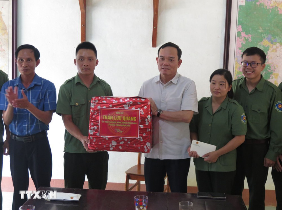 Phó Thủ tướng Trần Lưu Quang tặng quà cho Trạm quản lý bảo vệ rừng Ya Krei thuộc Vườn Quốc gia Chư Mom Ray. (Ảnh: Dư Toán/ TTXVN) Phó Thủ tướng Trần Lưu Quang tặng quà cho Trạm quản lý bảo vệ rừng Ya Krei thuộc Vườn Quốc gia Chư Mom Ray. (Ảnh: Dư Toán/ TTXVN)