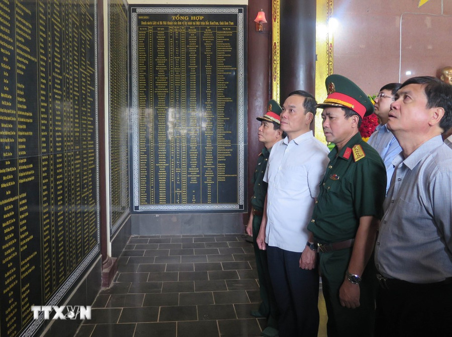 Phó Thủ tướng Trần Lưu Quang thăm di tích lịch sử Điểm cao 995 - Chư Tan Kra. (Ảnh: Dư Toán/TTXVN) Phó Thủ tướng Trần Lưu Quang thăm di tích lịch sử Điểm cao 995 - Chư Tan Kra. (Ảnh: Dư Toán/TTXVN)