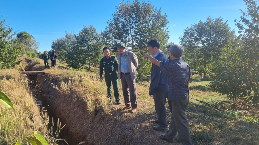 Đoàn khảo sát kiểm tra trực tiếp hiện trường mương nước của Công ty 72. Ảnh: Hà Phương
