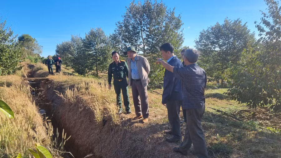 Đoàn khảo sát kiểm tra trực tiếp hiện trường mương nước của Công ty 72. Ảnh: Hà Phương